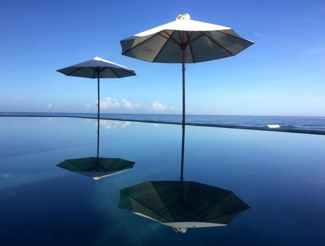 THE INFINITY POOL HAS A SPECTACULAR OCEAN VIEW 